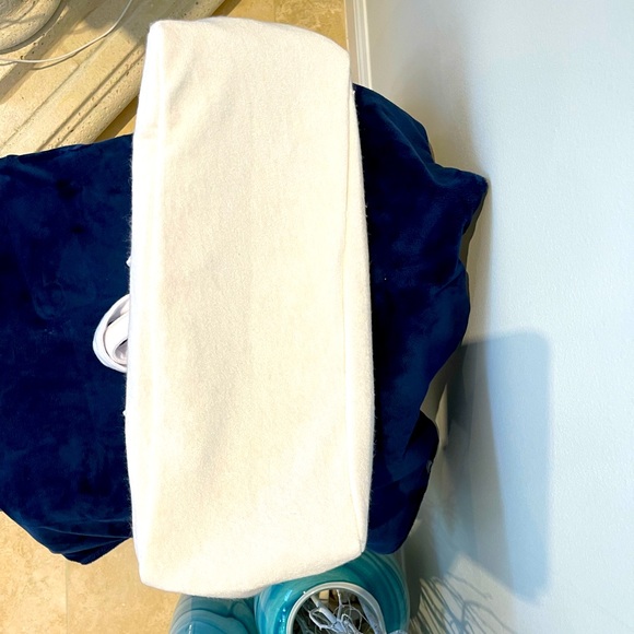 Anne Cole Tote - Picture 3 of 5